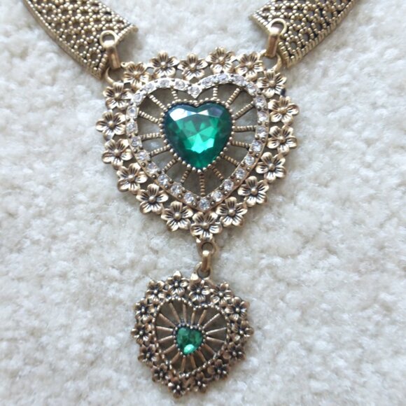 Gold and green heart statement necklace - Picture 1 of 7